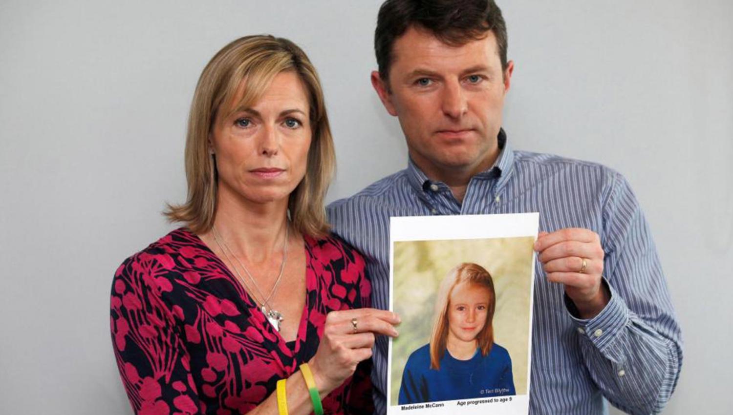 Los padres de Madeleine McCann junto a una foto actualizada de la menor desaparecida