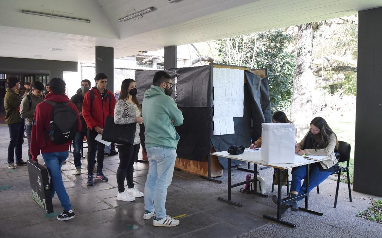 Votación en la Facultad de Arquitectura. LA GACETA / ANALÍA JARAMILLO 
