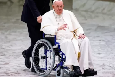 El Papa Francisco empezó a usar una silla de ruedas por sus dolores de rodilla