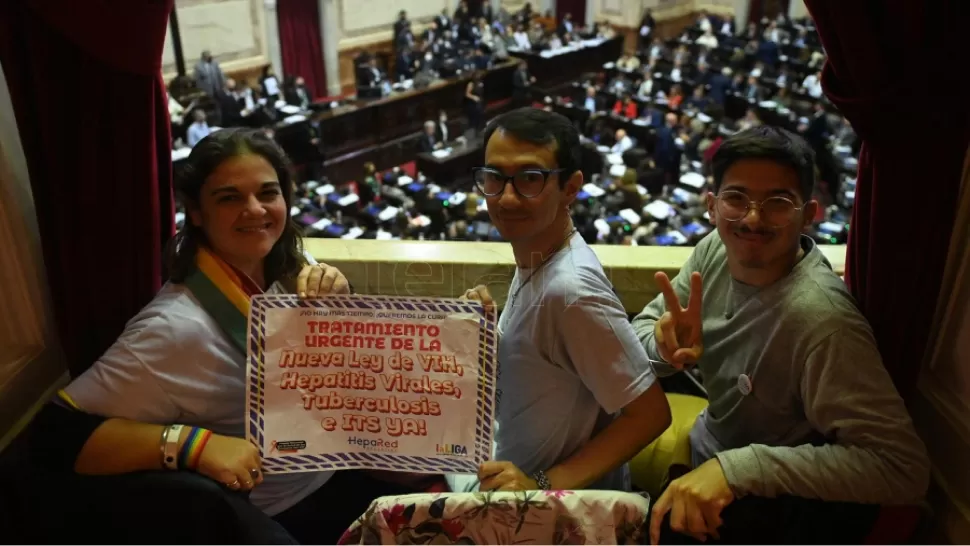  Miembros de organizaciones civiles que reclamaban la actualización de la ley del SIDA festejaron la aprobación / Foto: Leo Vaca.