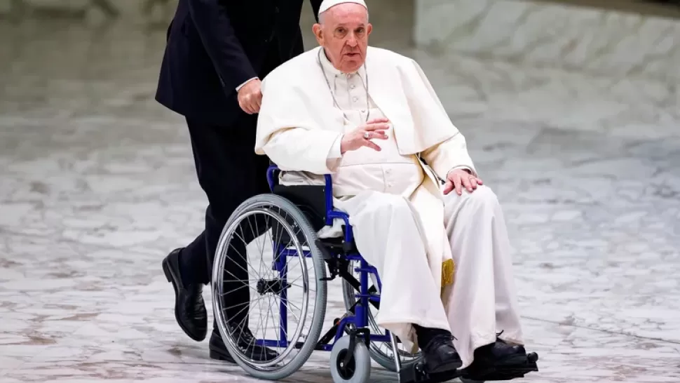 El Papa Francisco utiliza una silla de ruedas por sus dolencias en la rodilla.