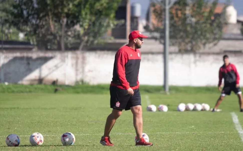 BUENAS NOTICIAS PARA ÉL. De Muner está contento porque tiene más variantes a la hora de armar el equipo. Para un entrenador eso es algo fundamental. 