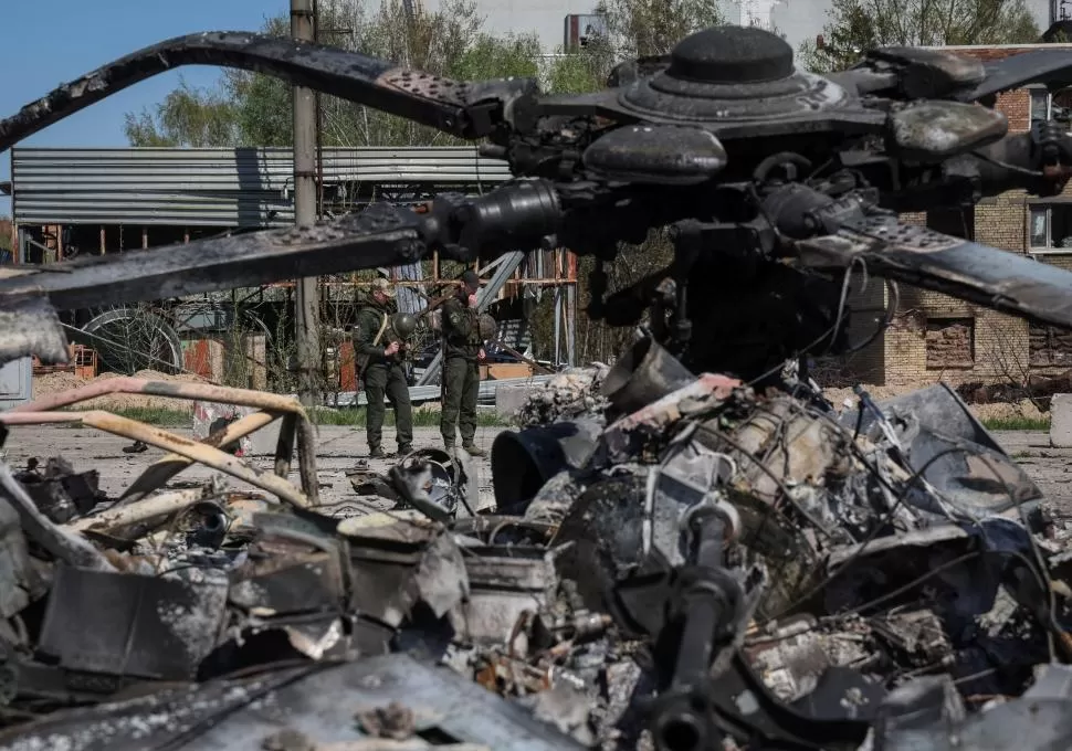 EL CAÍDO. Las ruinas de un helicóptero ruso quedaron abandonadas en el campo aéreo de la ciudad de Hostomel, en la región de Hostomel, mientras los ataques dirigidos por Moscú no se detienen en el este y el sur de Ucrania.  