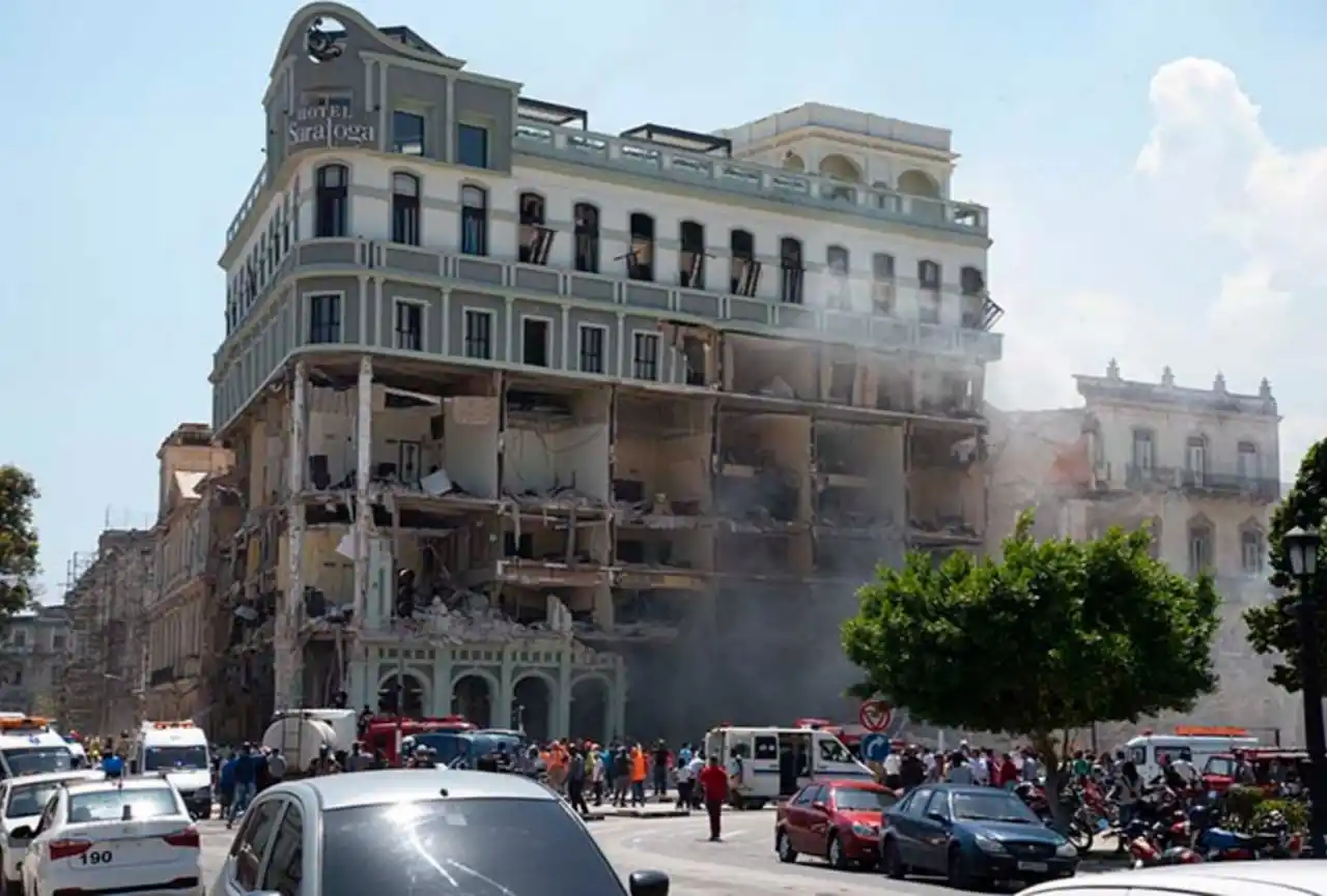 La fachada del edficio quedó destruida por el estallido.