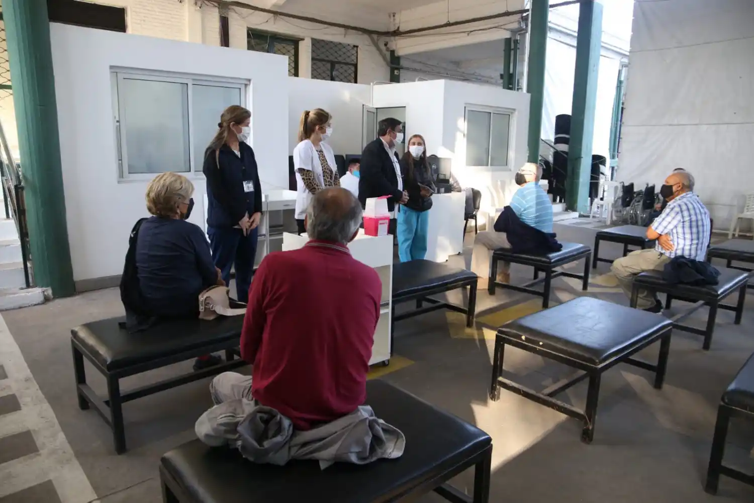 El ministro de Salud Luis Medina Ruiz supervisa la vacunación en un nodo del Siprosa. Foto Prensa Salud