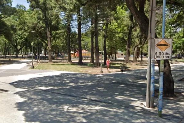 Un hombre fue atrapado en la plaza Urquiza cuando les entregaba droga a unos adolescentes