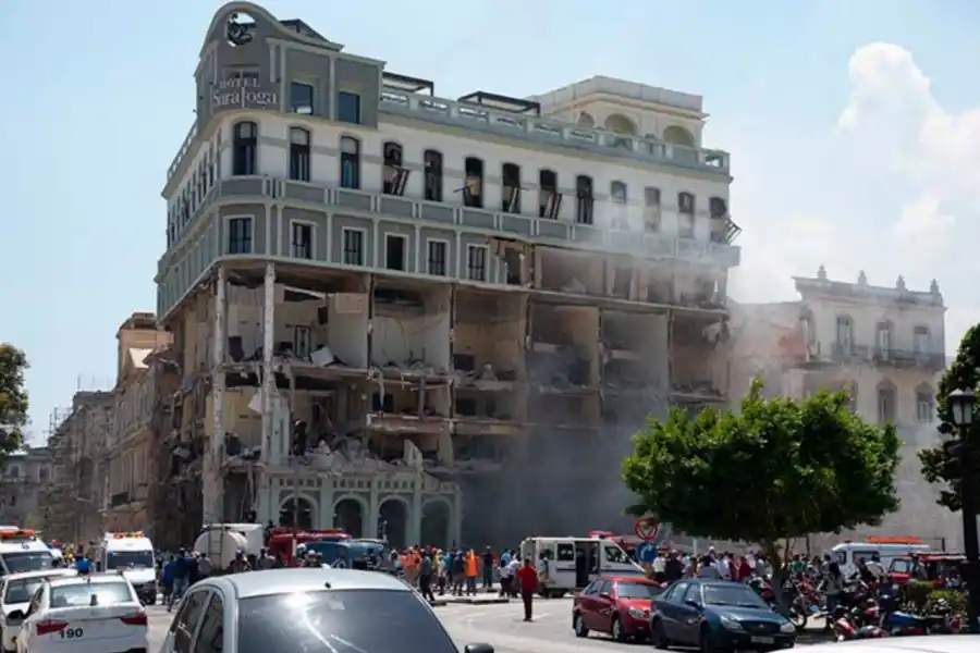 La fachada del edficio quedó destruida por el estallido.