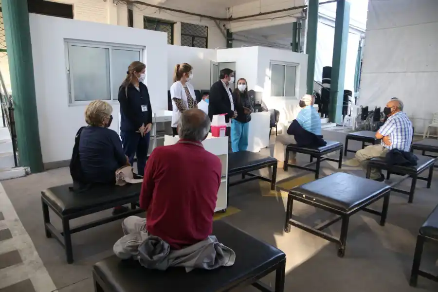 El ministro de Salud Luis Medina Ruiz supervisa la vacunación en un nodo del Siprosa. Foto Prensa Salud