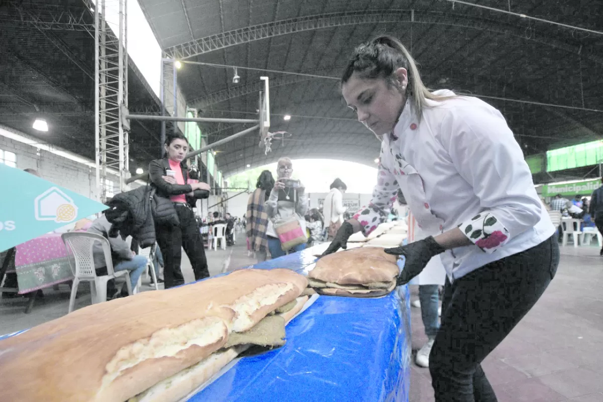 El sánguche de milanesa sin TACC más grande del mundo se hizo en Tucumán