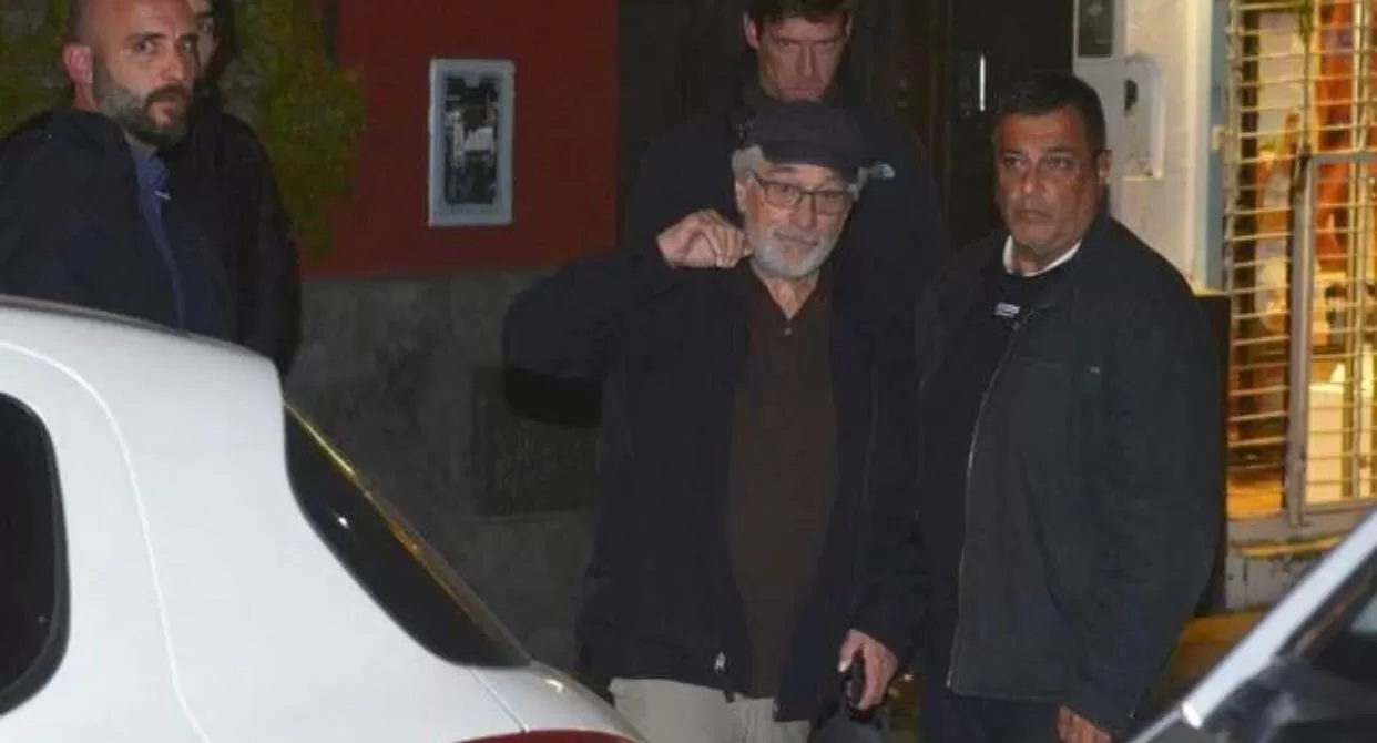 De Niro saliendo del hotel donde se hospedó en Buenos Aires. FOTOS RS
