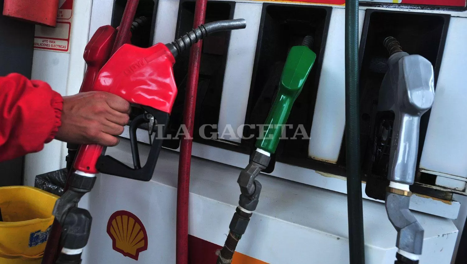 Axion y Shell incrementaron los precios de la nafta y el gasoil