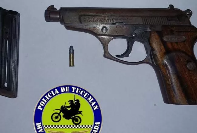 Un tucumano ocultaba un arma de fuego en su auto