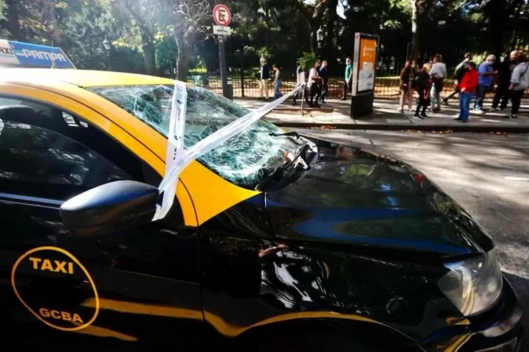 Así quedó el taxi tras chocar con otros vehículos. 