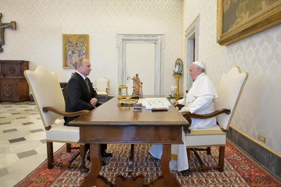TERCER VIAJE DEL RUSO A EL VATICANO. Putin en una entrevista con el papa Francisco durante 2019. reuters (archivo)