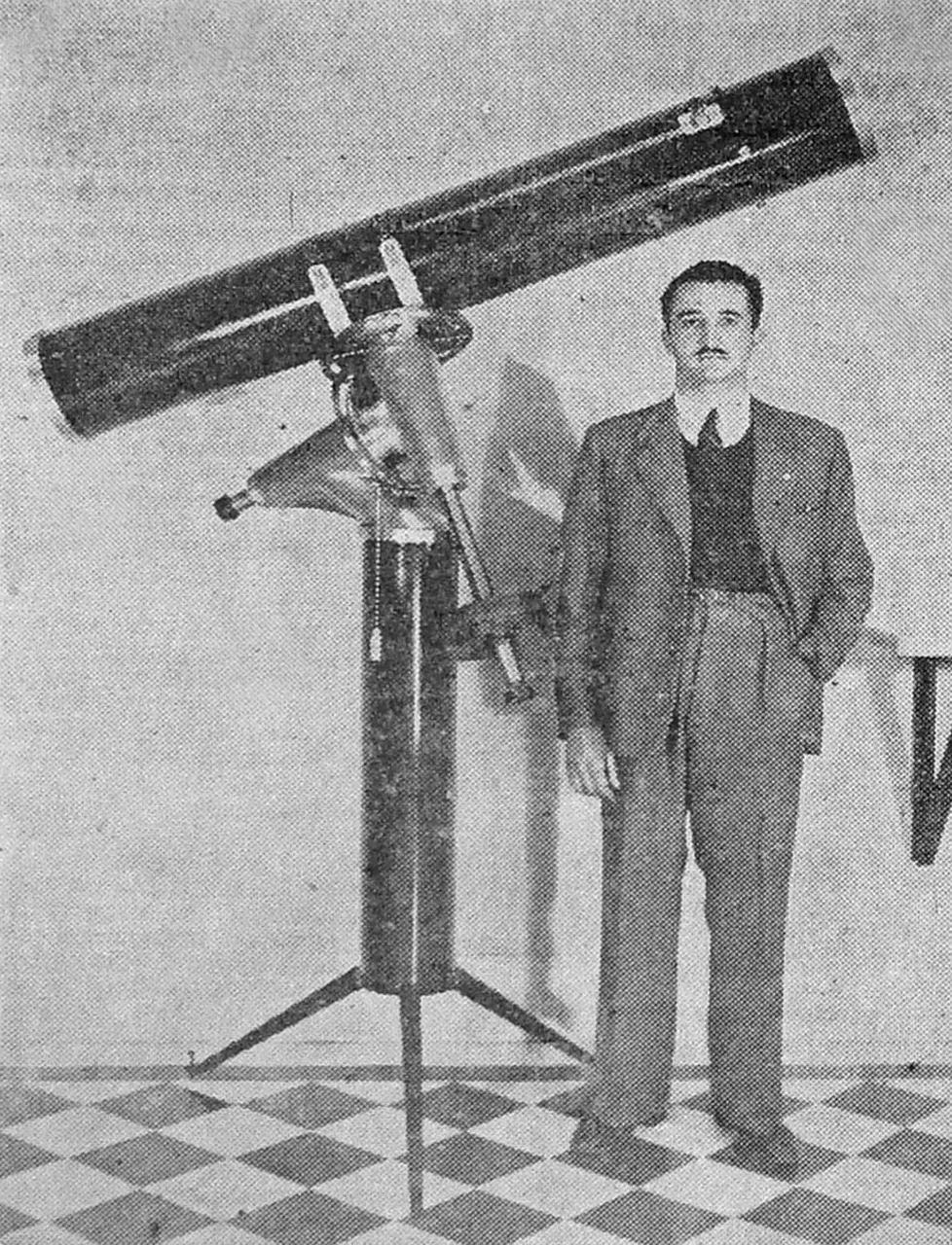 FLAMANTE. La foto se tomó poco antes de que el telescopio fuera enviado a Tucumán. 