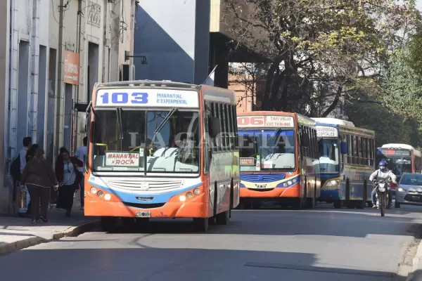 Amenazan con un paro de colectivos si Nación no salda los subsidios adeudados