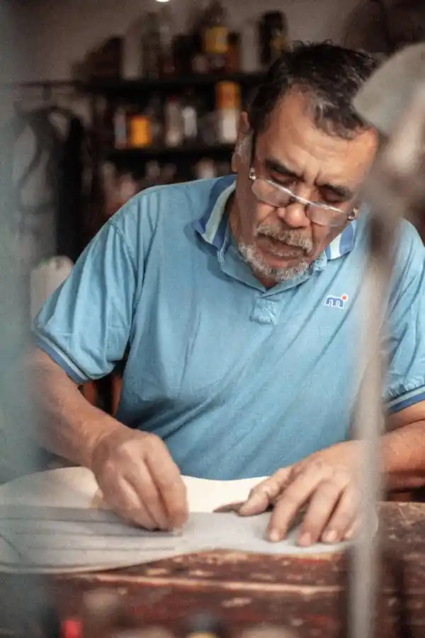 EL ARTE DE CONSTRUIR SONIDOS. José Luis Cardozo es el responsable del área de Luthería de la UNT. 