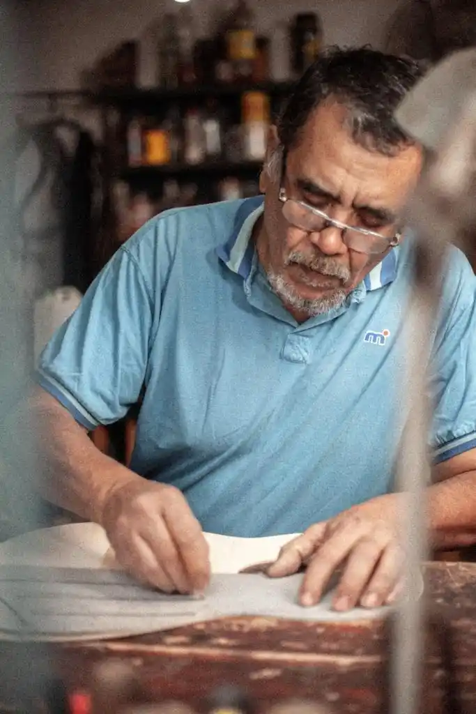 EL ARTE DE CONSTRUIR SONIDOS. José Luis Cardozo es el responsable del área de Luthería de la UNT. 