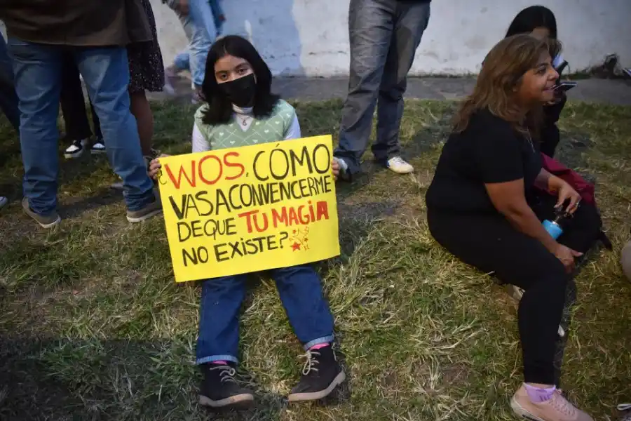 FILA. Para estar cerca, fans esperaron más de 8 horas en la cola.  