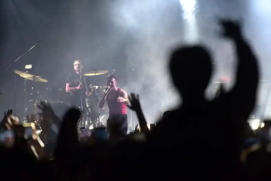 UNA FIESTA. Casi sin descanso, WOS emocionó y divirtió a sus presentes con una selección de casi una veintena de éxitos. “Andrómeda” y “Niño gordo flaco”, de las más aplaudidas.  la gaceta / fotos de inés quinteros orio