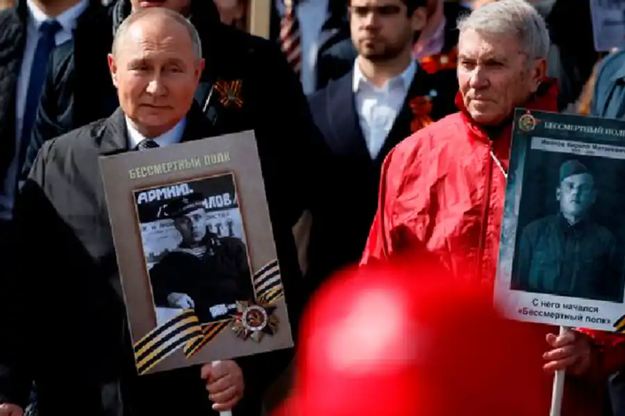 CAMINATA. Putin acompañó a la multitud durante un tramo del camino para conmemorar a los caídos en la Segunda Guerra Mundial.