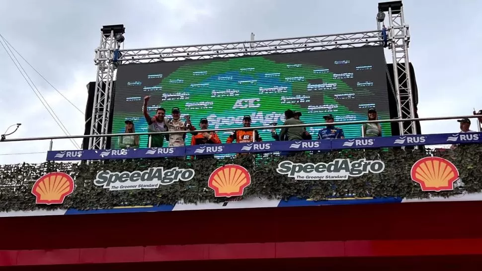 AMIGOS. Chapur (izquierda) comparte el podio de premiación con Frías, 4° en la Liga Speedagro Fiat. 