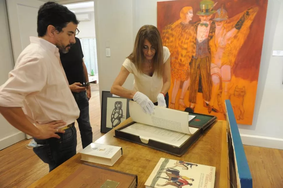 LOS EXPERTOS. Segundo Ramos y María Lilia Peña exhiben libros de valor histórico, además de objetos, esculturas, dibujos y pinturas. la gaceta / foto de antonio ferroni
