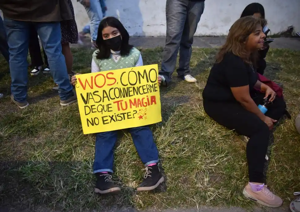 FILA. Para estar cerca, fans esperaron más de 8 horas en la cola.  