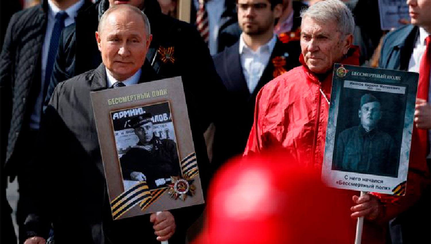 CAMINATA. Putin acompañó a la multitud durante un tramo del camino para conmemorar a los caídos en la Segunda Guerra Mundial.