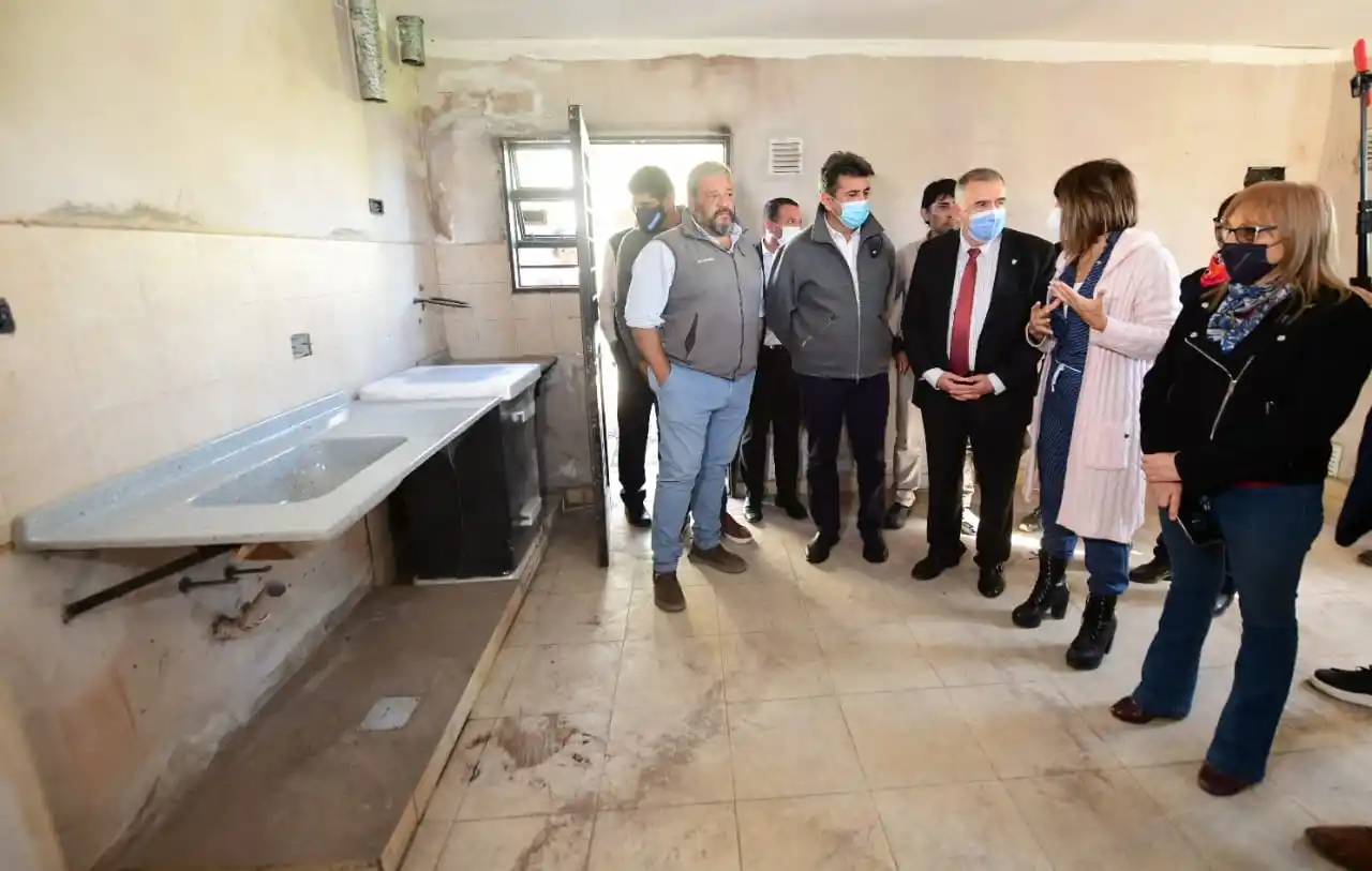 EN MANANTIAL SUR. Jaldo supervisó el recorrido por las obras en las viviendas. Foto: prensa Gobernación