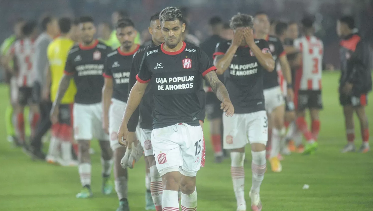POCO PREMIO. Mauro Bellone encabeza la salida de los jugadores de San Martín, que se fueron insatisfechos con el resultado ante Instituto.