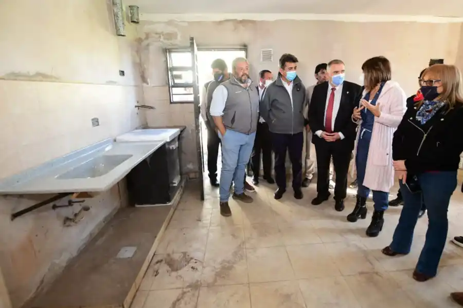EN MANANTIAL SUR. Jaldo supervisó el recorrido por las obras en las viviendas. Foto: prensa Gobernación