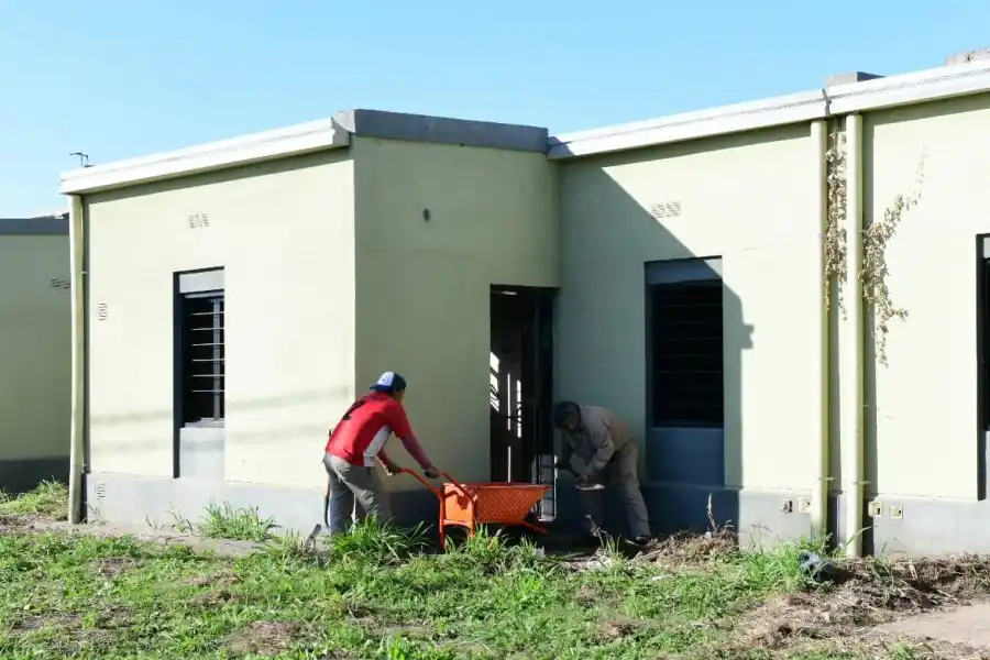 EN PLENA REFACCIÓN. Obreros trabajan en las vivienda de Manantial Sur. Foto Prensa Gobernación