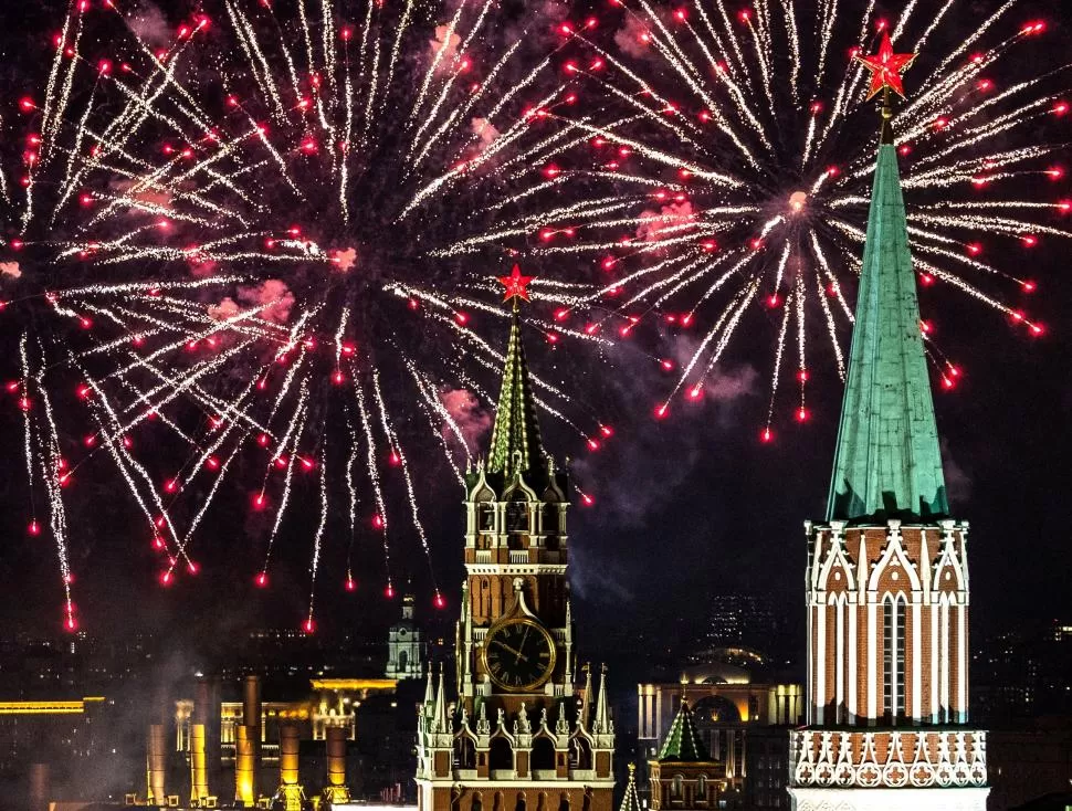 LUCES.Los fuegos artificiales iluminaron las torres del Kremlin, en Moscú.
