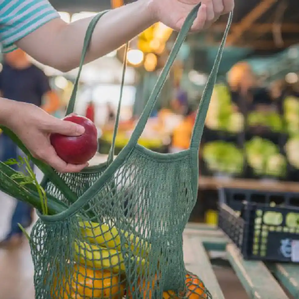 BOLSAS REUTILIZABLES. Duran en promedio 10 años, pero su limpieza (en los modelos de tela) debe ser cada 15 días debido a la contaminación cruzada. En caso de usarlas para múltiples propósitos o alimentos, es preferible lavarlas tras cada uso. 