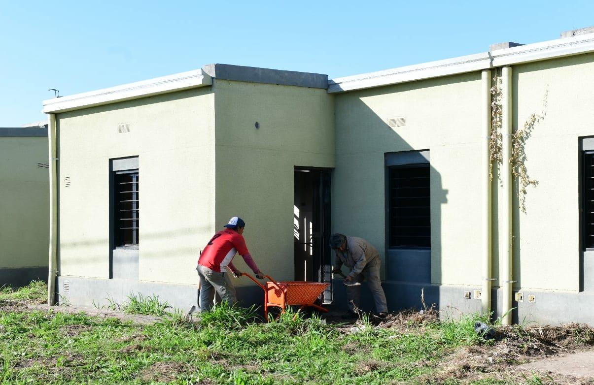 EN PLENA REFACCIÓN. Obreros trabajan en las vivienda de Manantial Sur. Foto Prensa Gobernación