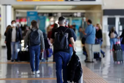 Covid-19: dejará de ser obligatorio el uso de barbijo en aviones y aeropuertos de la UE