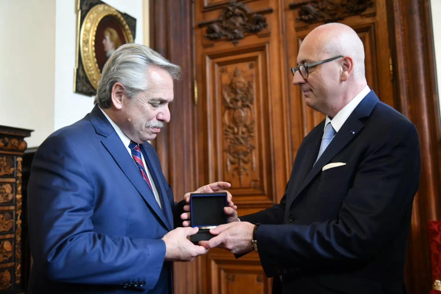 Alberto Fernández visitó la Universidad de La Sorbona y recibió una medalla.  Foto Presidencia