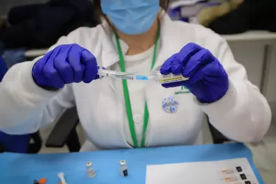 ¿Qué está estudiando la ciencia en las personas que nunca se contagiaron de COVID-19?