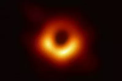 Difunden la primera imagen del agujero negro que está en centro de la galaxia