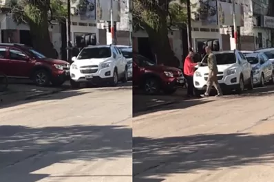 Video: cansado de que estacionen frente a su garaje, chocó varias veces una camioneta