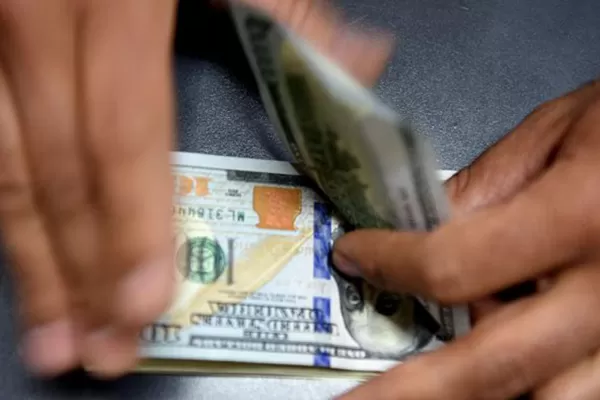 El dólar blue se negocia en $203,50 y registra la primera baja de la semana