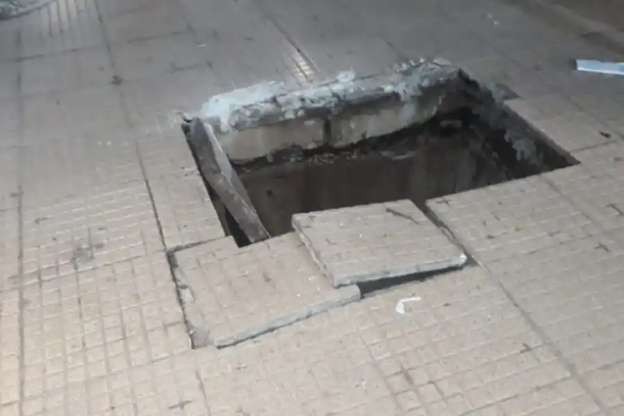 DAÑADO. Así quedó el piso de la peatonal debido a la incursión de un camión repartidor.