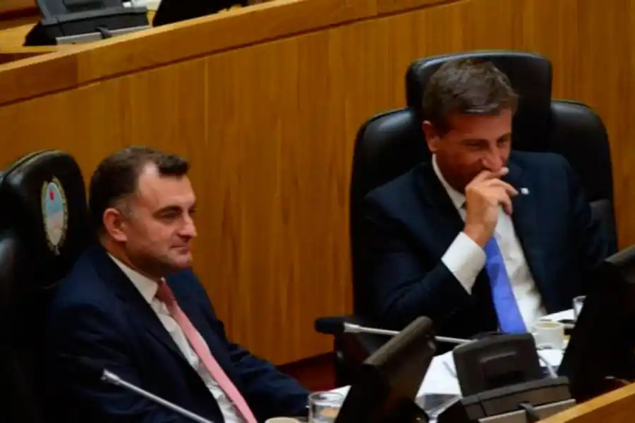 EN LA BANCA. Los legisladores Albarracín y Berarducci, afines al intendente Alfaro. Foto de Archivo