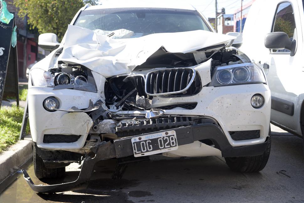 EL AUTO DE LA TRAGEDIA. El BMW de Zarlenga, que atropelló a dos motociclistas en avenida Mate de Luna al 2.700. 