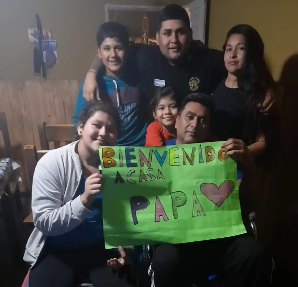 Oscar Pérez, en su casa y con su familia.