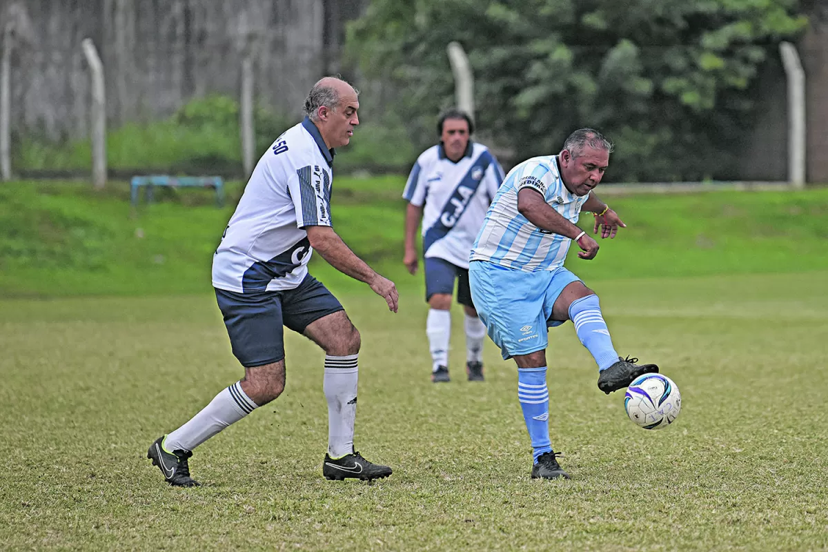 MOMENTOS. “Petete” Hernández intenta filtrar un pase ante la marca y mirada de dos jugadores de Juventud Antoniana. El “Decano” ganó 3-1, el global fue 5-5.