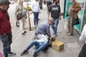 Cansado de la inseguridad, un taxista atrapó a las piñas a un ladrón que intentó robarle