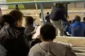 Fotos: en Salta, un niño hizo la tarea mientras presenciaba el partido de Gimnasia y Tiro