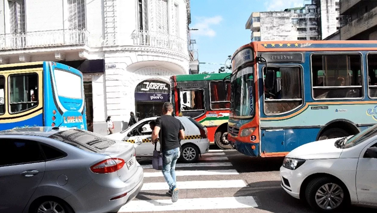 ESCENA COTIDIANA. Embotellamientos en las calles de San Miguel de Tucumán.